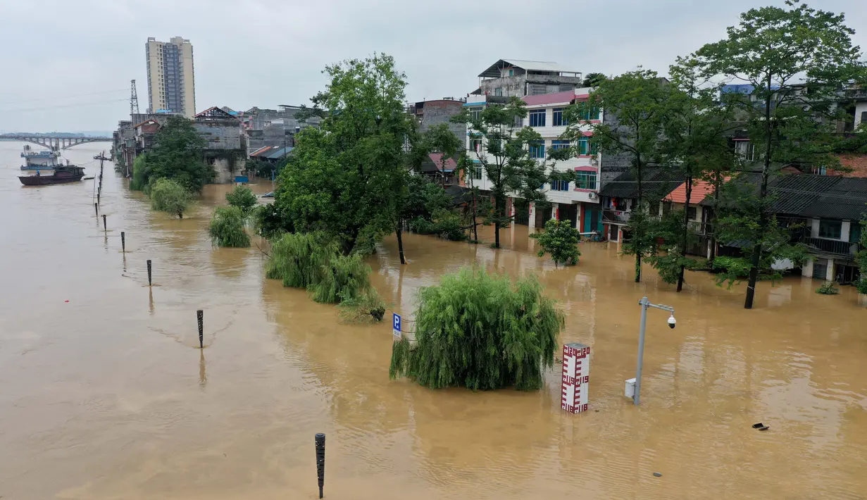 Foto hasil bidikan dari udara menunjukkan Wilayah Rong'an di Daerah Otonom Etnis Zhuang Guangxi, China selatan, yang terendam banjir (11/7/2020). Hujan deras yang terus-menerus mengguyur Wilayah Rong'an menyebabkan level air Sungai Rongjiang naik. (Xinhua/Zhang Ailin)