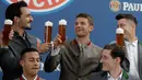 Pemain Bayern Mats Hummels, Robert Lewandowski dan Thomas Mueller bersulang saat melakukan pemotretan perusahaan bir di Munich, Jerman, (13/9). Sebelumnya Bayern menorehkan kemenangan atas Anderlecht 3-0 di Liga Champions. (AP Photo/Matthias Schrader)