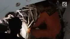 Banyak korban tertimbun bangunan sesaat setelah gempa di Donggala dan sekitarnya. Pihak Tagana Palu langsung bergerak cepat menyelamatkan korban.