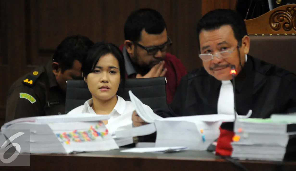 Jessica bersama penasehat hukumnnya saat sidang lanjutan pembunuhan Wayan Mirna Salihin dengan menghadirkan saksi ahli Ronny Rasman di Pengadilan Negeri Jakarta Pusat, Jakarta, Kamis (1/9). (Liputan6.com/Helmi Afandi)