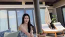 Lim Ji Yeon pun tampak girly dengan  setelah putih bercorak bunga biru. Setelan terdiri dari atasan sleeveless crop dipadukan long skirtnya. [@limjjy2]