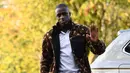 Bek Prancis, Benjamin Mendy, saat tiba di lokasi latihan di Clairefontaine en Yvelines, Prancis, Selasa (12/11). Prancis akan berhadapan dengan Moladavia dan Albania di Kualifikasi Piala Eropa 2020. (AFP/Franck Fife)