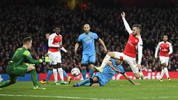 Gelandang Arsenal, Aaron Ramsey, berusaha membobol gawang Barcelona yang dijaga Marc Andre Ter Stegen. Arsenal gagal memanfaatkan peluangnya sebagai tuan rumah untuk mencetak gol dan meraih kemenangan. (Reuters/Dylan Martinez)