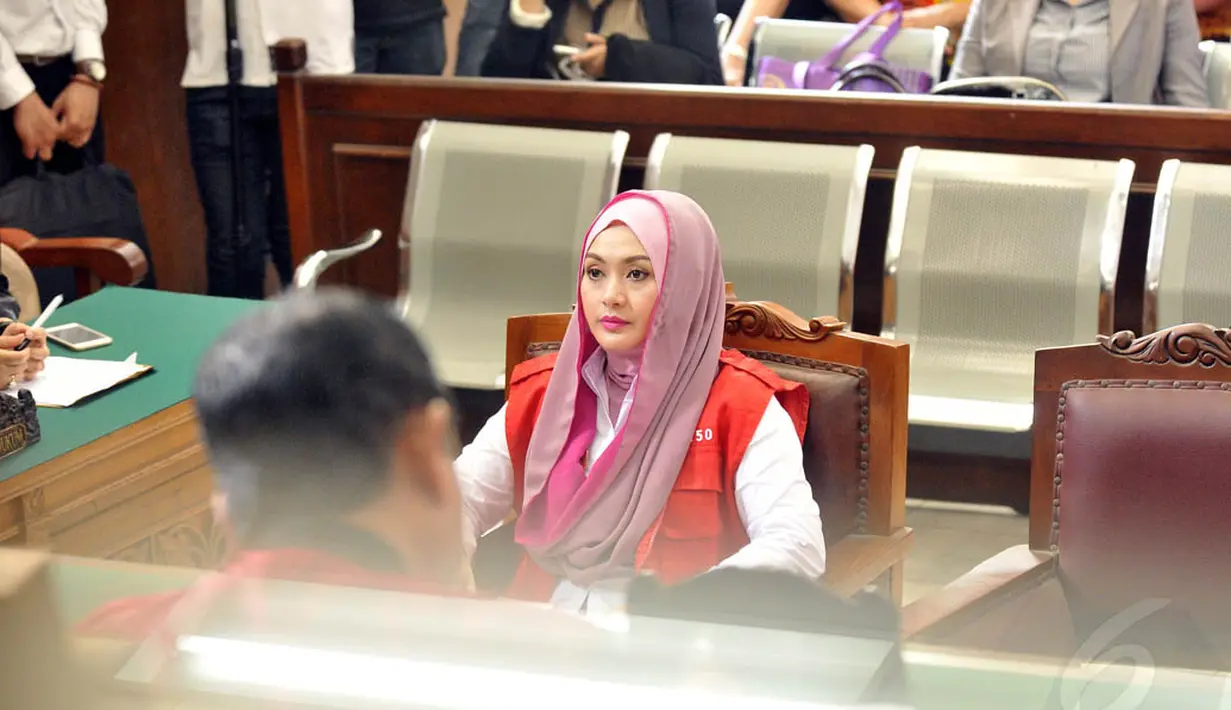 Eddies Adelia saat mendengarkan dakwaan dari Jaksa Penuntut Umum (JPU) di Pengadilan Negeri Jakarta Selatan, Rabu (12/11/2014). (Liputan6.com/Panji Diksana)