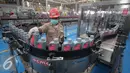 Pekerja merapikan oli pelumas di Production Unit Jakarta (PUJ) PT Pertamina Lubricants, Jakarta, Selasa (8/12). Fasilitas produksi ini diantaranya terdiri dari Lube Oil Blending Plant dengan kapasitas 270 juta liter per tahun. (Liputan6.com/Angga Yuniar)