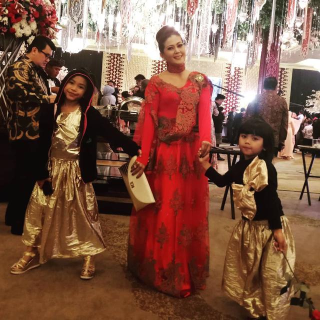 Kerap Berperan Antagonis, Ini 6 Potret Kebersamaan Helsi Herlinda dan Anak