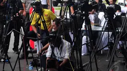 Pihak Bandara Juanda mengimbau awak media untuk tidak masuk ke dalam posko dan mewawancarai keluarga penumpang pesawat AirAsia QZ8501, Surabaya, Senin (29/12/2014). (Liputan6.com/Johan Tallo)