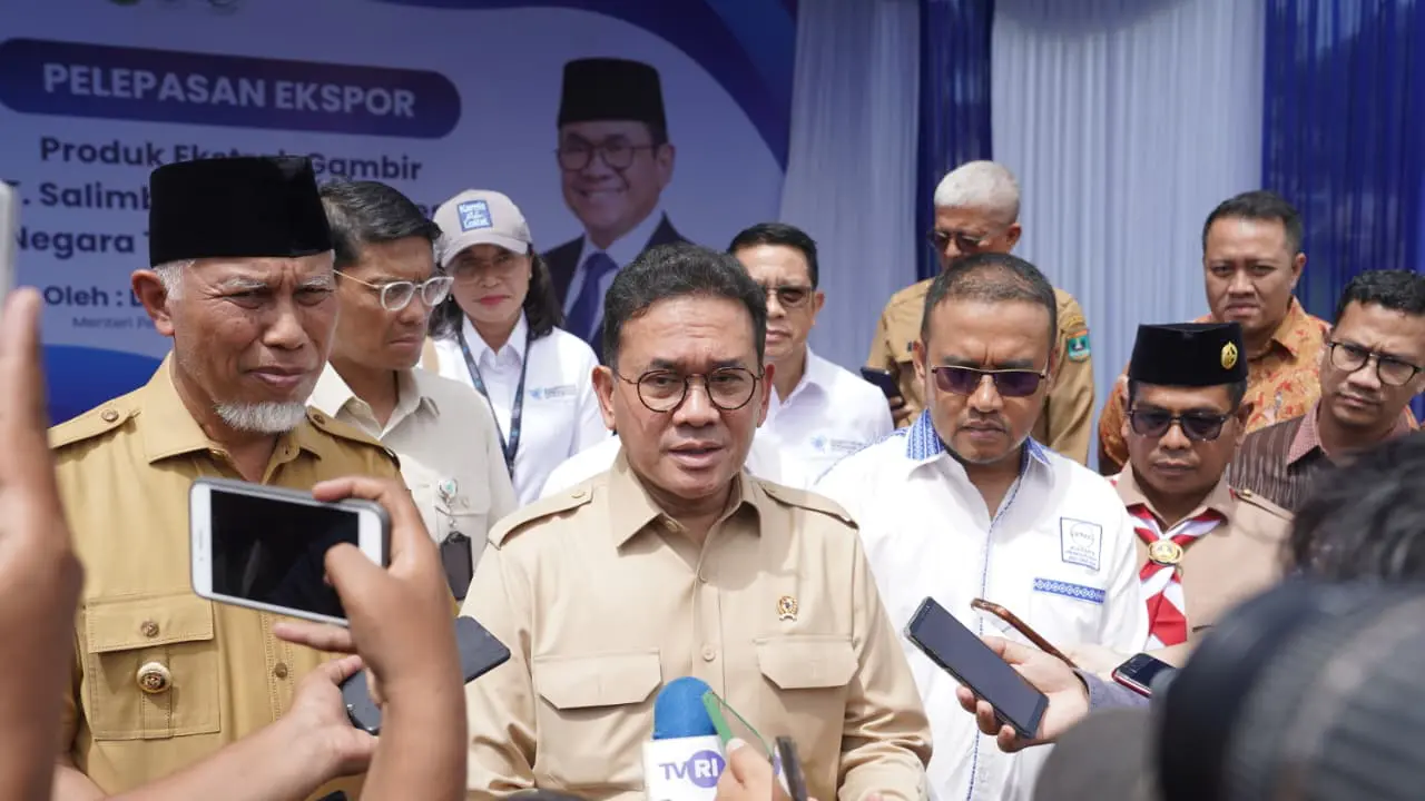 Menteri Perdagangan (Mendag) Budi Santoso melepas ekspor gambir di Padang, Sumatra Barat, Selasa (18/11/2025). (Foto: Istimewa)