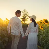 ilustrasi bahagia bergandengan tangan/Tavarius/Shutterstock