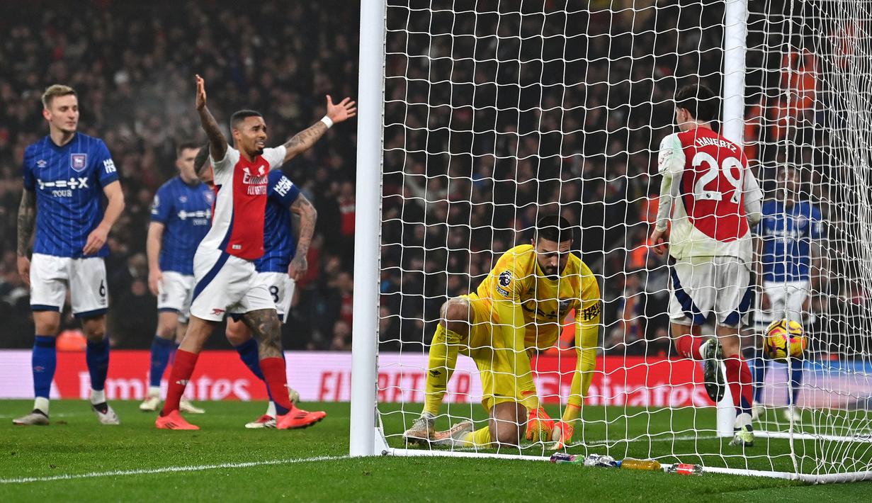 Pemain Arsenal, Kai Havertz (kanan) melakukan selebrasi setelah mencetak gol ke gawang Ipswich Town pada laga lanjutan Liga Inggris 2024/2025 di Emirates Stadium, London, Inggris, Sabtu (28/12/2024) WIB. (AFP/Glyn Kirk)