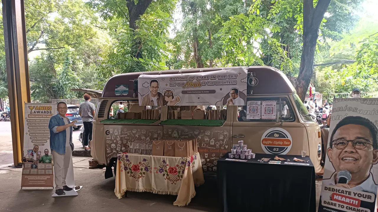 Calon Presiden (Capres) nomor urut 1, Anies Baswedan dikirimi Foodtruck ala Idol Kpop saat acara Desak Anies di Half Patiunus, Jakarta.
