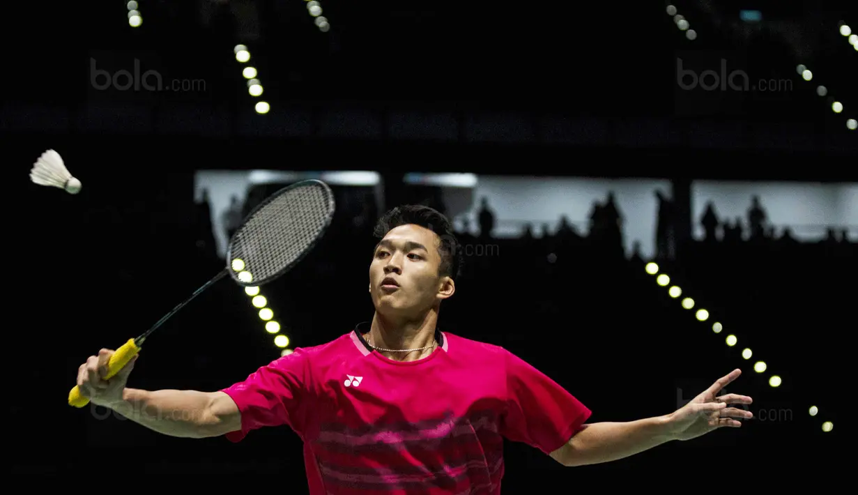 Tunggal putra Indonesia, Jonatan Christie, saat bertanding melawan pemain Thailand, Khosit Phetpradab, di Axiata Arena, Kuala Lumpur, Selasa (29/8/2017). Jonatan Christie menang 21-19, 21-10 atas Khosit Phetpradab. (Bola.com/Vitalis Yogi Trisna)