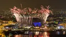 Pesta kembang api mewarnai acara penutupan SEA Games 2015 yang berlangsung di National Stadium, Singapura, Selasa (16/6) malam WIB. (Reuters)