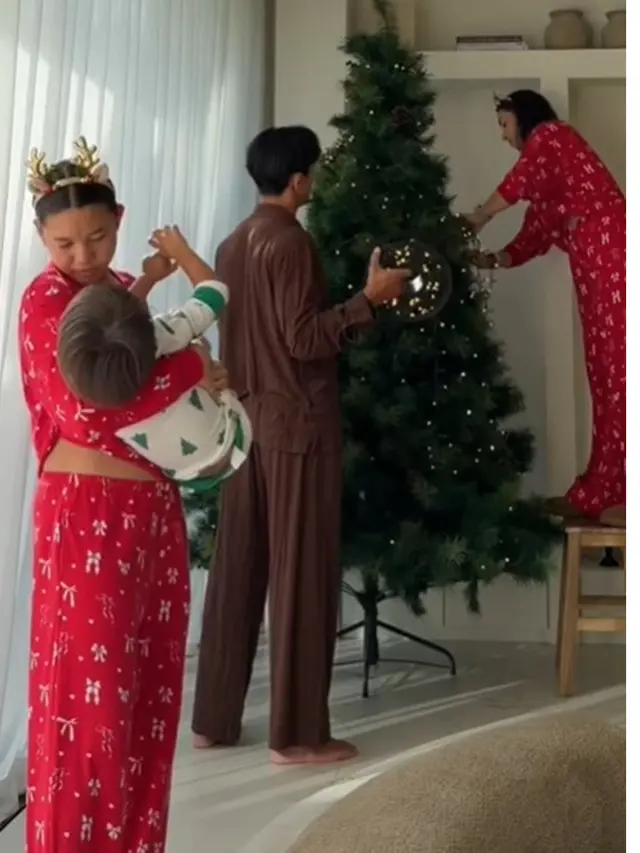 6 Potret Jennifer Bachdim Persiapkan Dekorasi Pohon Natal di Rumah, Penuh Ceria