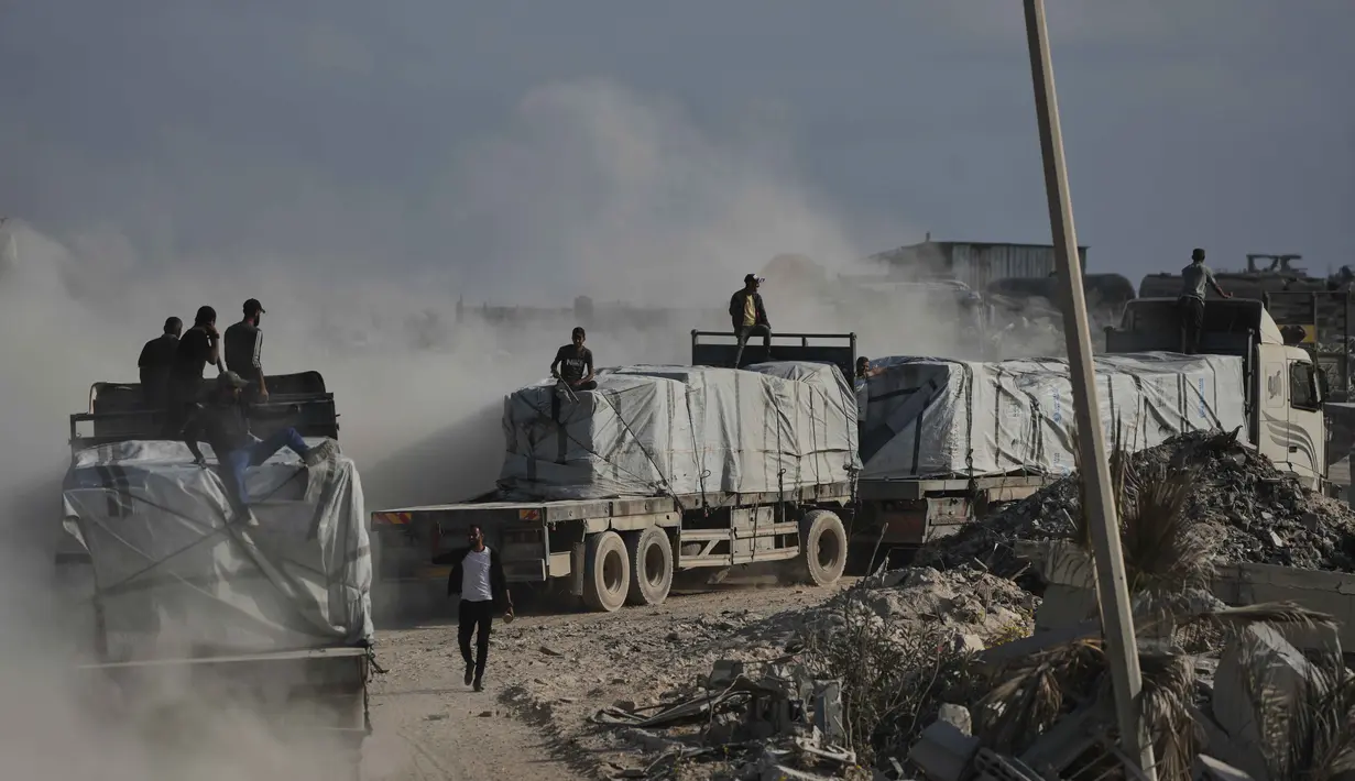 Sebelumnya, kantor PBB untuk Koordinasi Urusan Kemanusiaan (OCHA) menekankan bahwa pengiriman bantuan ke Gaza utara sangat sulit karena penutupan penyeberangan langsung, dan pembukaan kembali ini diharapkan dapat meringankan krisis kelaparan di wilayah tersebut. Tampak dalam foto, truk-truk yang mengangkut bantuan kemanusiaan melintasi Kota Gaza setelah masuk dari Israel melalui pos perbatasan Zikim di bagian utara Jalur Gaza, Kamis 13 November 2025. (AP Photo/Jehad Alshrafi)