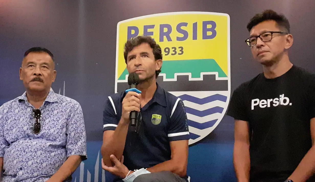 Luis Milla saat diperpenalkan sebagai pelatih anyar Persib Bandung. (Bola.com/Erwin Snaz)