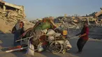 Warga Palestina yang mengungsi dari Jalur Gaza utara memindahkan barang-barang mereka di sepanjang Jalan Laut, di Kota Gaza, Senin, 1 September 2025. (AP Photo/Jehad Alshrafi)