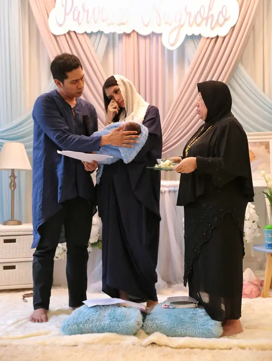 Pada acara syukuran dan aqiqah tersebut, Donita mengundang teman-teman pengajian ibundanya. Selain itu juga mengundang beberapa anak yatim. (Adrian Putra/Bintang.com)