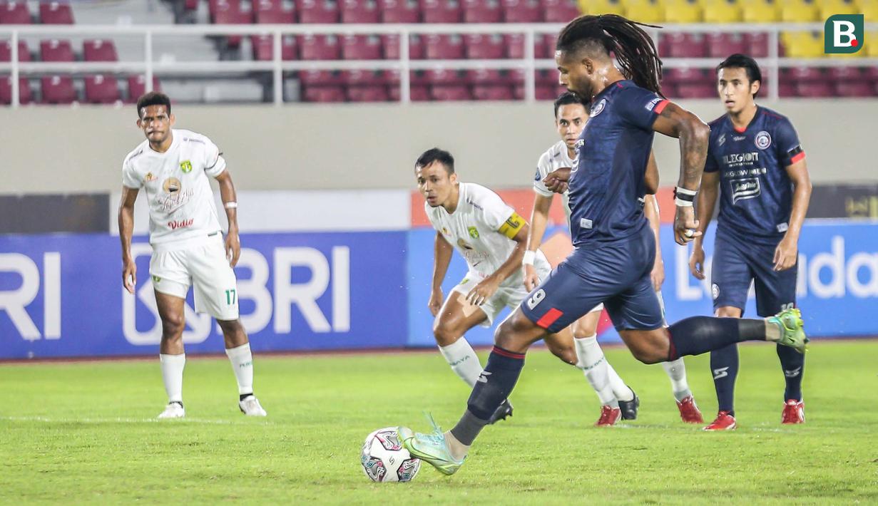 Pada menit kesembilan, Bajul Ijo mendapat hukuman penalti. Striker Carlos Fortes pun tampil sebagai eksekutor dan mengarahkan sepakan mendatar ke sisi kiri gawang Persebaya. (Bola.com/Bagaskara Lazuardi)