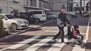 Tora Sudiro menunjukkan jika dirinya merupakan ayah idaman. Lantaran ia terlihat mendorong stroller anaknya. (Foto: instagram.com/t_orasudi_ro)