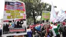 Massa buruh membawa spanduk berisi tuntutan dalam unjuk rasa di depan Balai Kota DKI Jakarta, Jumat (10/11). Bertepatan Hari Pahlawan, buruh dari berbagai daerah melakukan aksi turun ke jalan menuntut pengupahan yang layak. (Liputan6.com/Faizal Fanani)