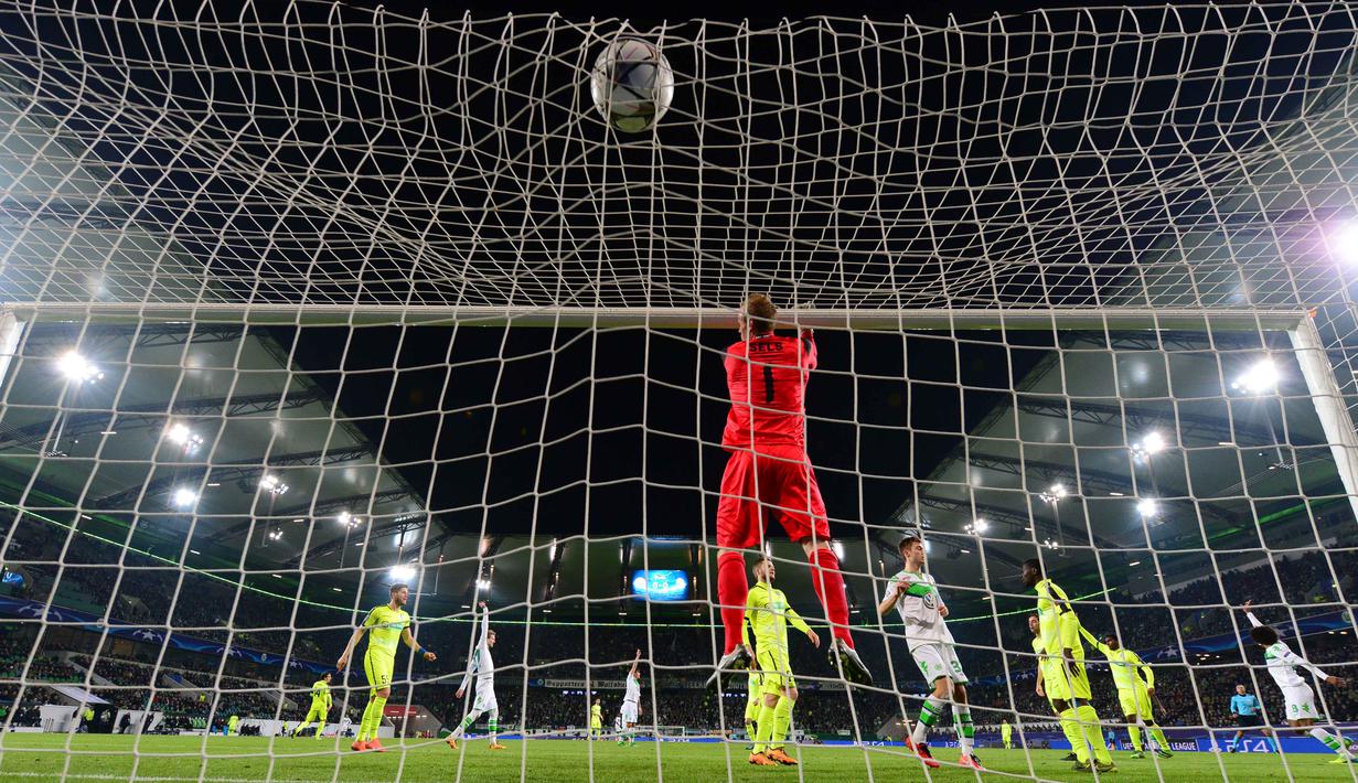 Kiper Gent, Matz Sels gagal mgnhalau bola sepakan pemain Wolfsburg, Andre Schuerrle yang berbuah gol pada leg kedua babak 16 besar  Liga Champion di di Volkswagen Arena, Wolfsburg, Rabu (9/3/2016) dini hari WIB. (AFP/John Macdougall)