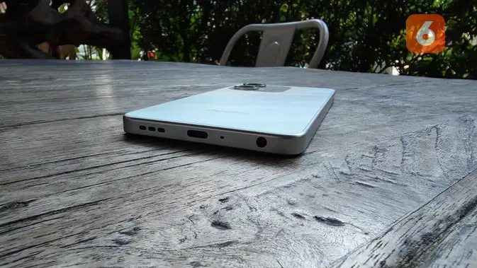 <p>Port USB-C dan speaker di bagian bawah Oppo A5x. (Liputan6.com/ Yuslianson)</p>