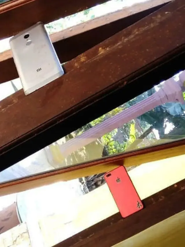 6 Tingkah Absurd Orang Manfaatkan HP, Fungsi Lainnya Bikin Tepuk Jidat