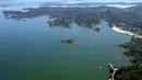 Foto dari udara yang diabadikan pada 1 September 2020 menunjukkan pemandangan Waduk Miyun di pinggiran timur laut Beijing, ibu kota China. Waduk Miyun yang memiliki kapasitas penyimpanan air sekitar 4,4 miliar meter kubik menandai 60 tahun pengoperasiannya pada Selasa (1/9). (Xinhua/Zhang Chenlin)