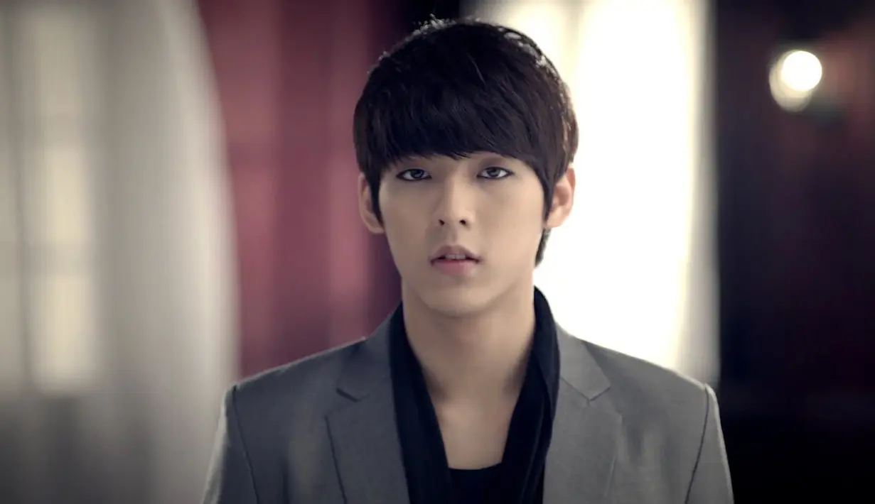 Di balik wajahnya yang tampan, ternyata Minhyuk BTOB punya banyak yang lentur. Tak hanya punya badan yang lentur, otot-ototnya juga kuat. (Foto: soompi.com)