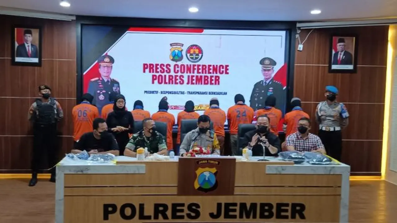 Para tersangka dihadirkan dalam konfrensi pers kasus kerusuhan Desa Mulyorejo, Silo, Jember. (Istimewa)