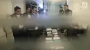 Satgas Antimafia Bola Polri menunjukan barang bukti hasil penggeledahan dari kantor PSSI di Fx  Tower, Jakarta, Rabu (30/1). Dokumen-dokumen tersebut berkaitan dengan persepakbolaan dan anggaran tahun 2017 dan 2018. (Liputan6.com/Faizal Fanani)