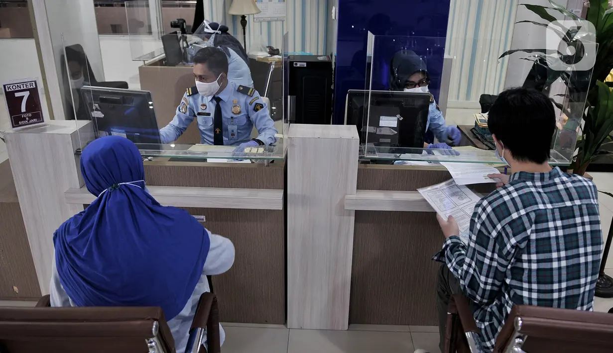 Aktivitas layanan keimigrasian di Kantor Imigrasi Kelas I TPI Jakarta Timur, Senin (15/6/2020). Direktorat Jenderal Imigrasi mulai kembali membuka layanan kantor imigrasi di seluruh Indonesia setelah memberlakukan pembatasan pelayanan sejak 24 Maret 2020 akibat Covid-19. (merdeka.com/Iqbal S Nugroho