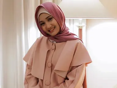 Fatin Shidqia Lubis dikenal sebagai penyanyi dengan gaya penampilan muslimnya yang stylish. Namun, ia juga kerap mengunggah foto gaya penampilan sehari-harinya di akun Instagram. (Liputan6.com/IG/@fatin30)