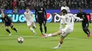 <p>Pemain Napoli, Khvicha Kvaratskhelia berusaha mencetak gol dari tendangan penalti ke gawang Eintracht Frankfurt pada laga leg pertama 16 besar Liga Champions 2022/2023 yang berlangsung di Deutsche Bank Park, Rabu (22/2/2023) WIB. (AFP/Daniel Roland)</p>
