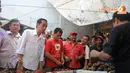 Dalam kunjungannya di pasar tersebut, Jokowi menyempatkan diri untuk membeli beberapa buah favoritnya, manggis dan rambutan (Liputan6.com/Herman Zakharia)