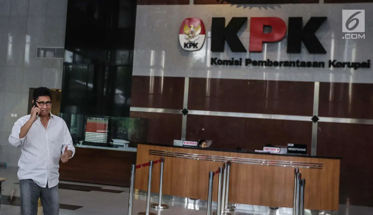 Mantan anggota Badan Anggaran (Banggar) DPR, Mirwan Amir sedang berbicara di telepon usai menjalani pemeriksaan di Gedung KPK, Jakarta, Kamis (4/1). Mirwan diperiksa KPK terkait kasus e-KTP dengan tersangka Markus Nari. (Liputan6.com/Faizal Fanani)