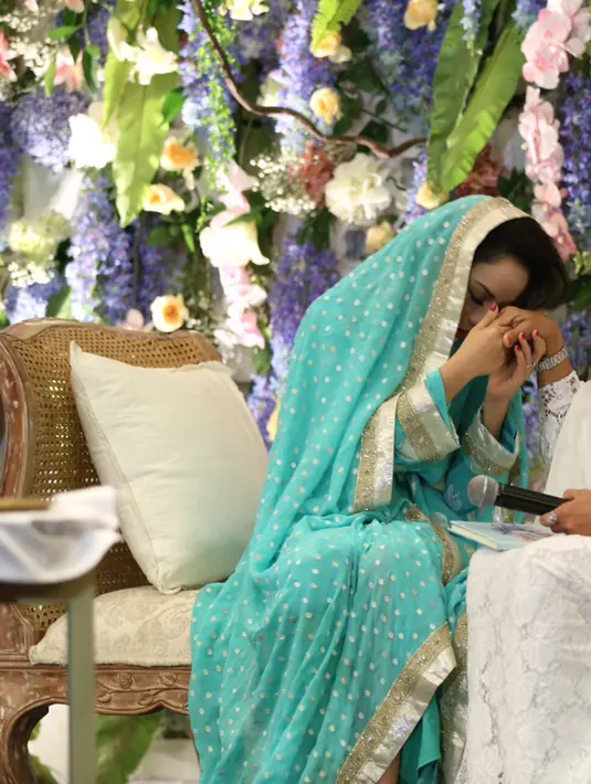 Wynne Frederica atau yang lebih akrab disapa Chacha Frederica ini mencium tangan ibunya, Hera Sudiyar, tidak sekali Chacha meneteskan air mata di momen mengharukan ini. (Galih W. Satria/Bintang.com)