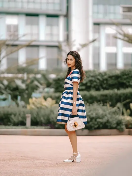 Di photoshoot ini, Azizah Salsha tampil girly mengenakan dress puffy bercorak garis-garis biru putih. [Foto: Instagram/azizahsalsha_]