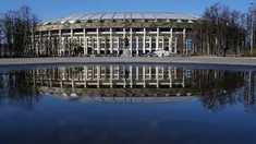 Refleksi Luzhniki Stadium pada genangan air di Moskow, Rusia, Senin (23/4). Dengan kapasitas mencapai 84.745, Luzhniki Stadium aka menjadi stadion untuk pembukaan dan penutupan Piala Dunia 2018 Rusia. (AP Photo/Pavel Golovkin)