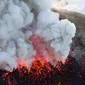 Lahar Gunung Shinmoedake terlihat di Kirishima, Jepang selatan, (6/3). Gunung berapi tersebut meletus dengan hebat beberapa kali mengeluarkan abu dan asap sampai 2.300 meter (7.500 kaki) dalam ledakan terbesar sejak 2011. (Berita Kyodo via AP)