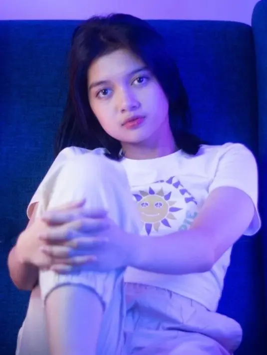 Eks member JKT48 ini memang memiliki paras yang cantik. Tak heran jika kini ia memiliki banyak penggemar. Para penggemarnya selalu dibuat terpesona dengan gaya penampilan Afiqah yang simpel tapi terlihat kece. (Liputan6.com/IG/@amaninaafiqah)