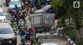 Sejumlah kendaraan terjebak kepadatan arus lalu lintas akibat penyempitan di beberapa titik di jalan Jenderal Gatot Subroto, Jakarta, Selasa (17/6/2025). (Liputan6.com/Angga Yuniar)