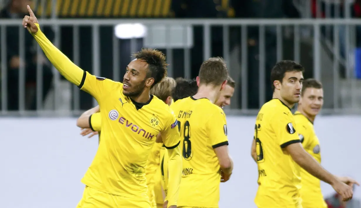 Penyerang Dortmund, Pierre-Emerick Aubameyang merayakan gol ke gawang FK Qabala pada laga Liga Europa di Stadion Backcell Arena, Azerbaijan, Jumat (23/10/2015). Dortmund berhasil menang 3-1. (Reuters/David Mdzinarishvili)