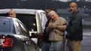 Gaya mantan presiden Panama, Ricardo Martinelli saat diekstradisi dari Bandara Opa Locka, dekat Miami, Florida, AS, Senin (11/6). AS mengekstradisi Martinelli agar diadili di negaranya. (Gaston De Cardenas/AFP)