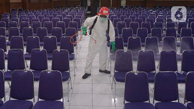 Petugas PMI melakukan penyemprotan disinfektan di dalam Gereja Bethel Indonesia Modernland, Tangerang, Banten, Sabtu malam (14/3/2020). Penyemprotan dilakukan sebagai antisipasi menyebarnya virus corona Covid-19. (merdeka.com/Arie Basuki)
