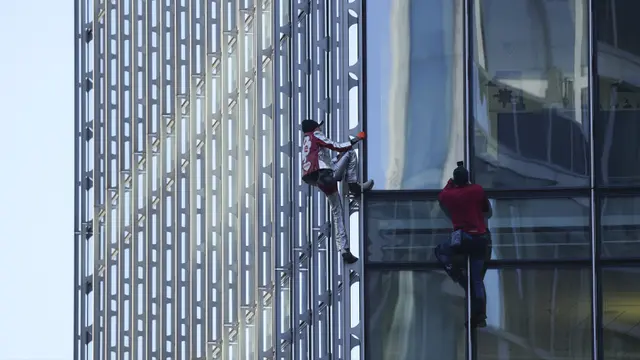 FOTO: Aksi Spiderman Prancis Panjat Gedung Pencakar Langit di Jerman
