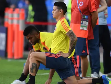 Gelandang Kolombi,  James Rodriguez melakukan pemanasan sebelum berlatih di Stadion Spartak di Moskow, Rusia(2/7). Kolombia akan bertanding melawan Inggris pada babak 16 besar Piala Dunia 2018. (AFP Photo/Francisco Leong)