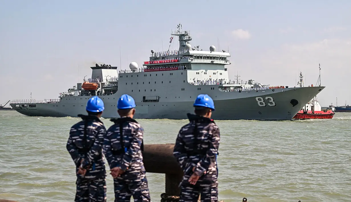 Personel TNI Angkatan Laut  mengawasi kapal Angkatan Laut Tentara Pembebasan Rakyat Tiongkok (PLA) Kunlun Shan bersiap untuk berlabuh di Pelabuhan Tanjung Perak di Surabaya,  Minggu (2/8/2026). (AFP/ Juni Kriswanto)