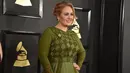 Penyanyi asal Inggris, Adele menghadiri ajang bergengsi Grammy Awards 2017, di Staples Center, Los Angeles, Amerika Serikat, Minggu (12/2). Di karpet merah, Adele tampilan menawan dengan dress berwarna hijau lumut. (Photo by Jordan Strauss/Invision/AP)